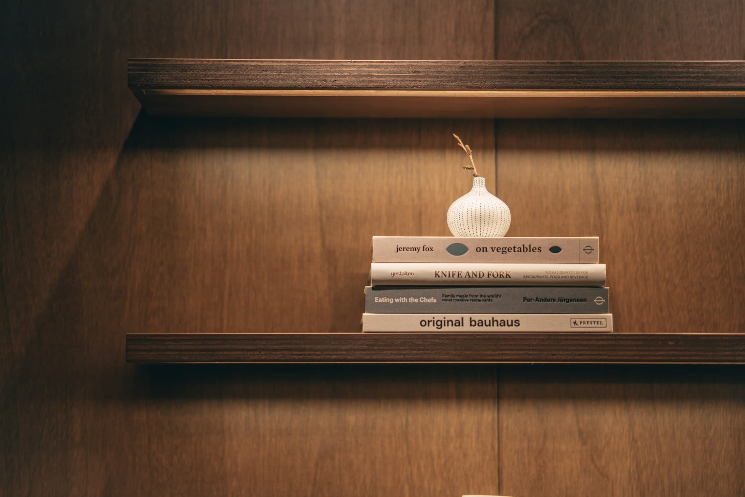Estante de madera con libros
