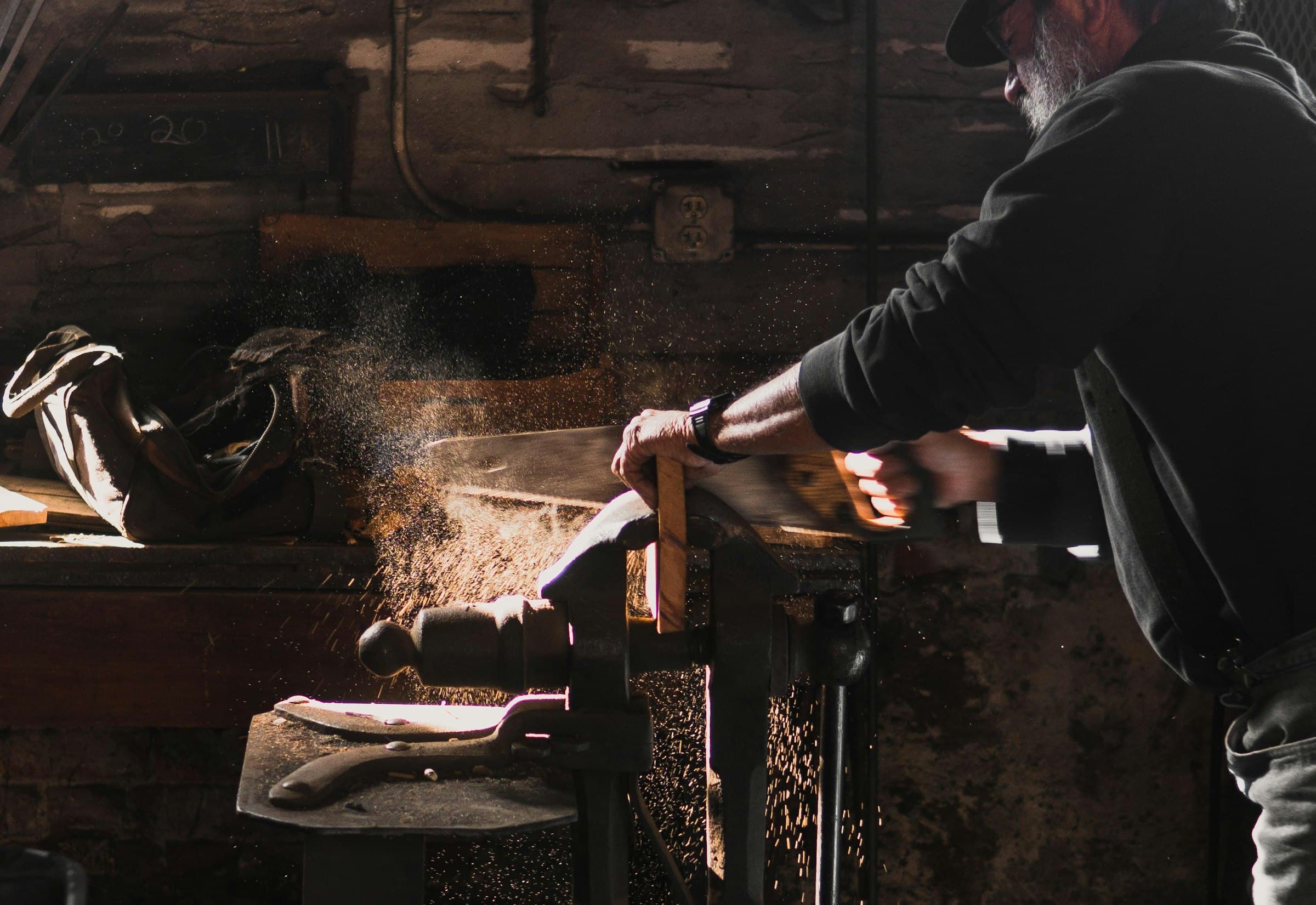 Carpintero trabajando la madera en el taller