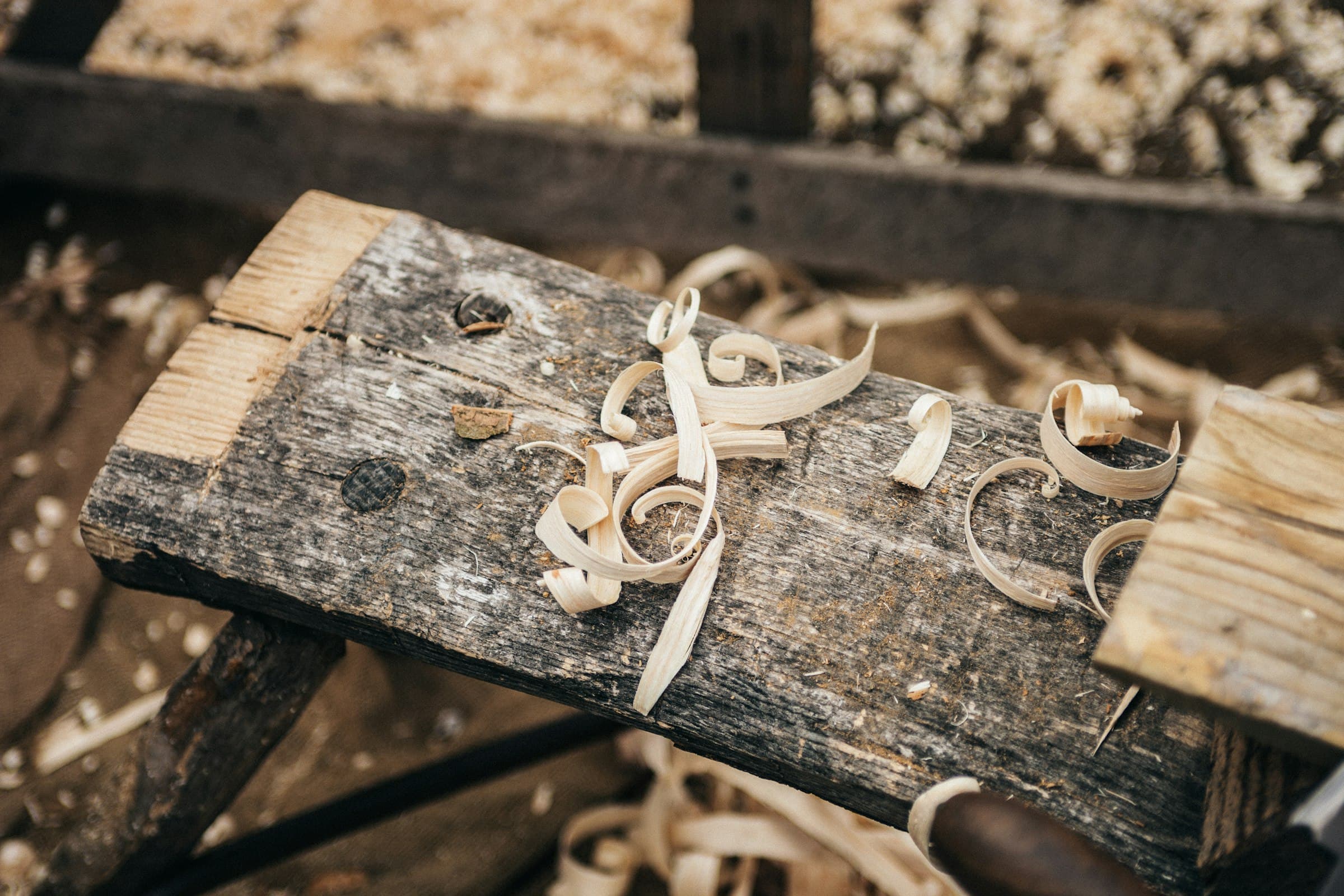 Viruta de madera sobre un tablón