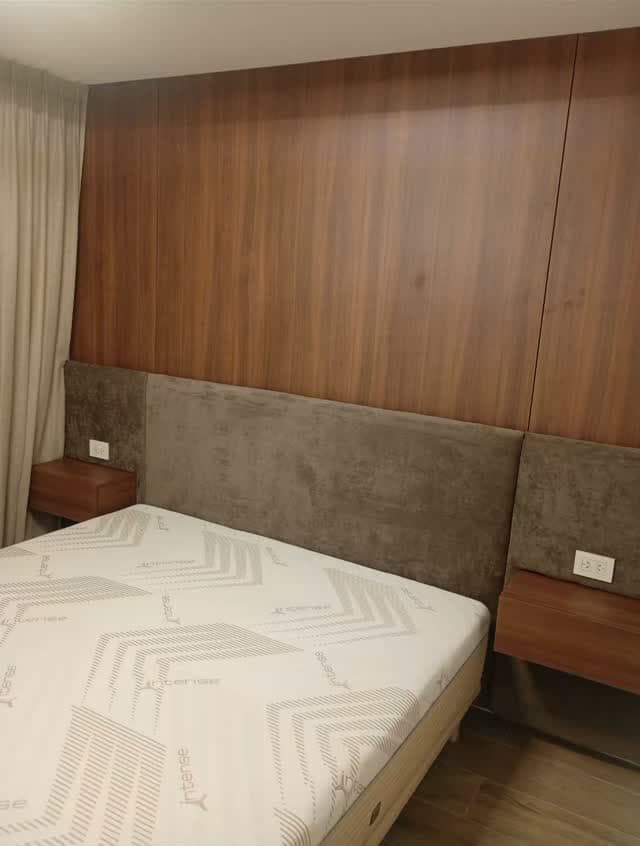 Dormitorio — Respaldo, boiserie y mesas de luz