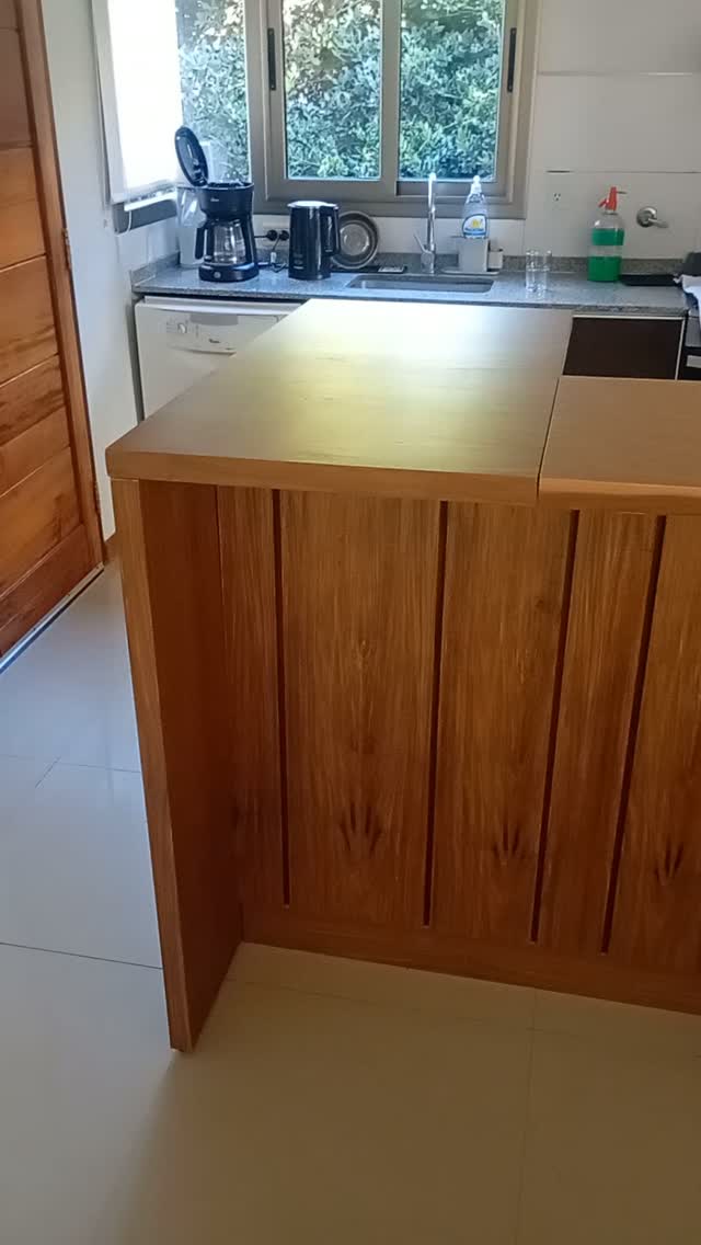Isla de cocina — Madera maciza, frente de listones